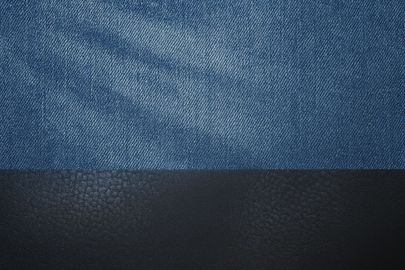 Nahaufnahme von indigoblauem Jeansstoff mit deutlicher Köperbindung, die für vegane Kleidung steht.